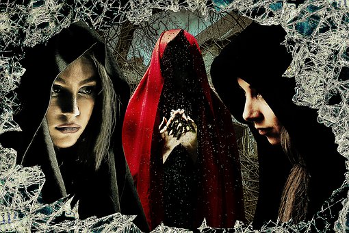 Dos rostros femeninos cubiertos con capuchas negras, y un tercero invisible bajo una capucha roja