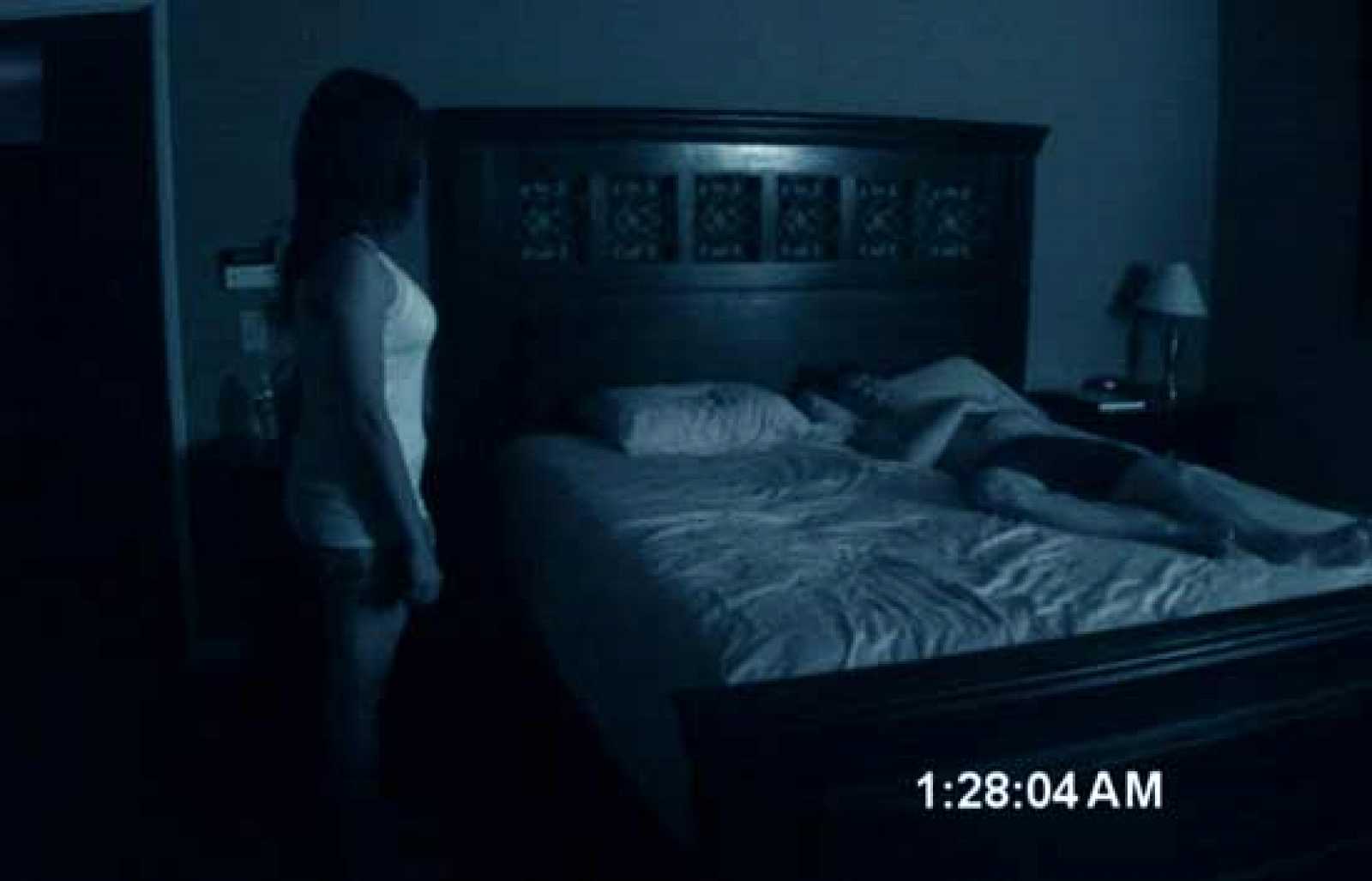 Fotograma de la película, donde una mujer observa cómo duerme su marido
