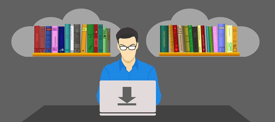 Ilustración de un hombre sentado a un ordenador. A ambos lados de su cabeza se ve cómo imagina estanterías con libros