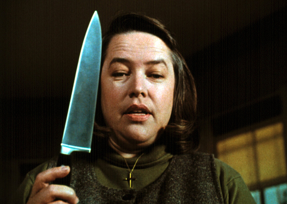 Annie Wilkes sujetando un cuchillo