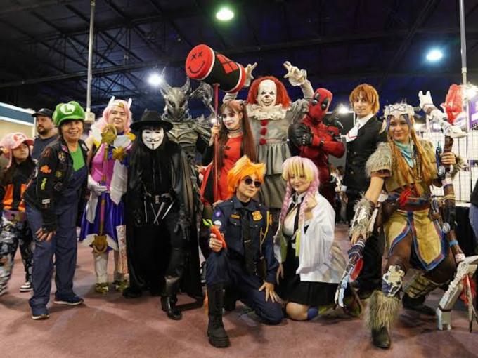 Varias personas disfrazadas de diferentes personajes, entre los que puedo mencionar a Luigi, Sailor Moon, V, Harley Queen, Pennywise, Deadpool, y Aloy, entre otros