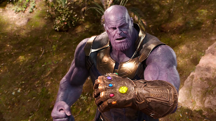 Fotograma de Infinity War, con Thanos portando el Guantelete del Infinito con todas las gemas